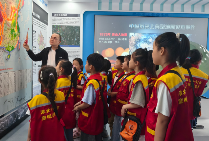 淮北市国防动员办组织大学生国防动员志愿服务团参加“全国防灾减灾日”宣传活动