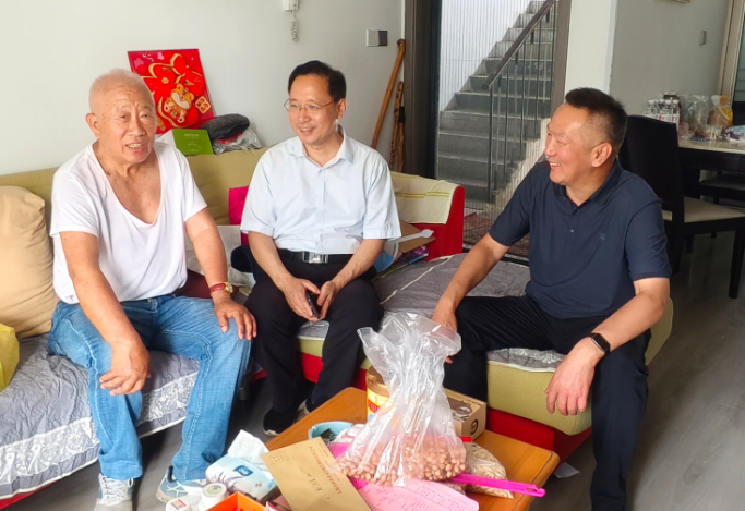 淮北市国防动员办党组开展“七一”走访慰问党员活动